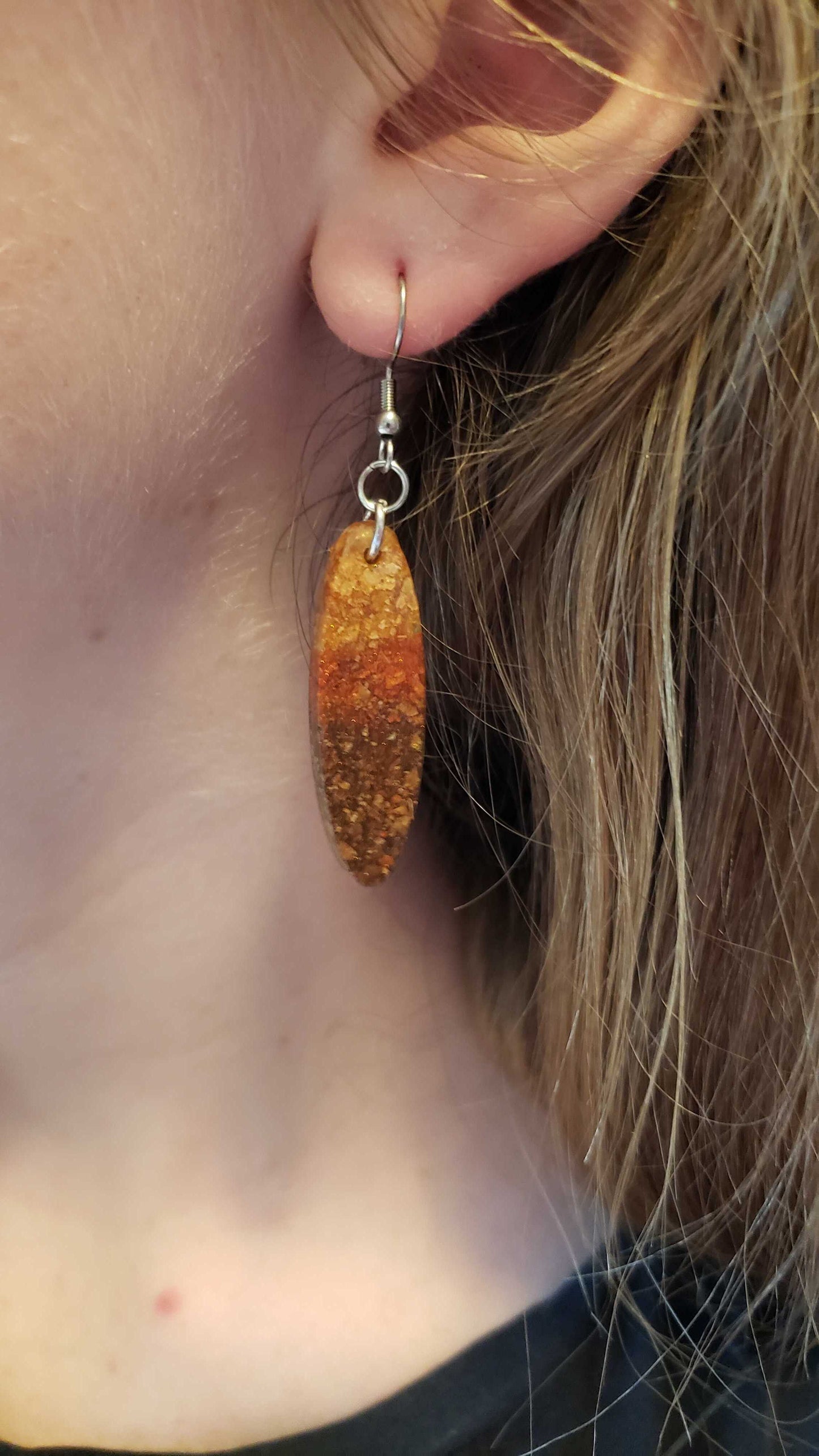 Fall-inspired earring with dried leaves and autumn brown colors
